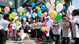 Gruppe Menschen mit Luftballons; Link zur Seite des Luftballonwettbewerbs