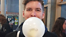 Mann mit Luftballon
